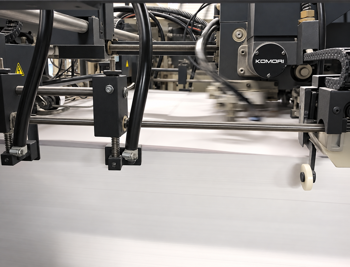 Komori-offsetpress som matar papper